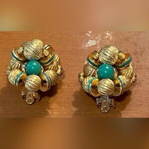 Vintage Women’s Earrings Gold Tone Green Stones Cluster Statement Clip On 1”